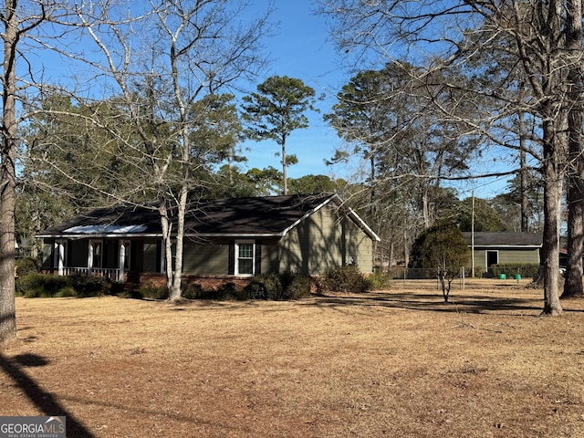 view of front of house with a front lawn