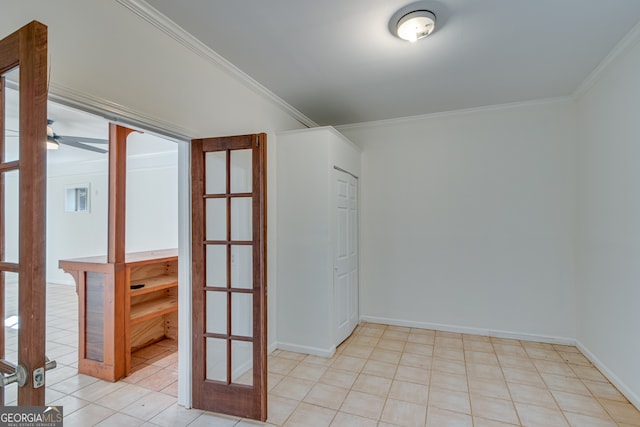 empty room featuring ceiling fan and ornamental molding