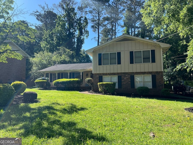 split level home featuring a front yard