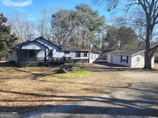 view of front of property with a front lawn