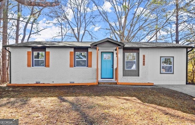 ranch-style home with a front lawn