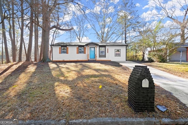 single story home featuring a front yard