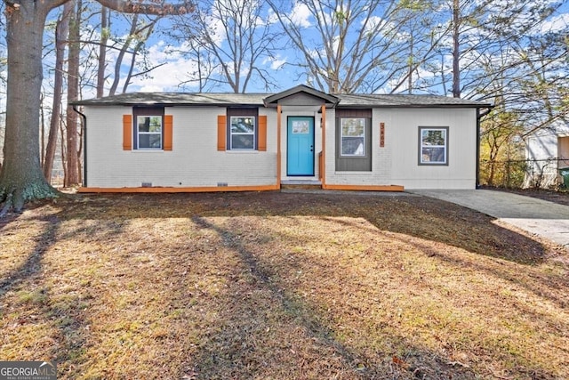 single story home with a front yard