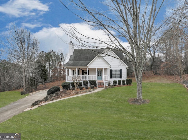 view of front of property featuring a front lawn and a porch