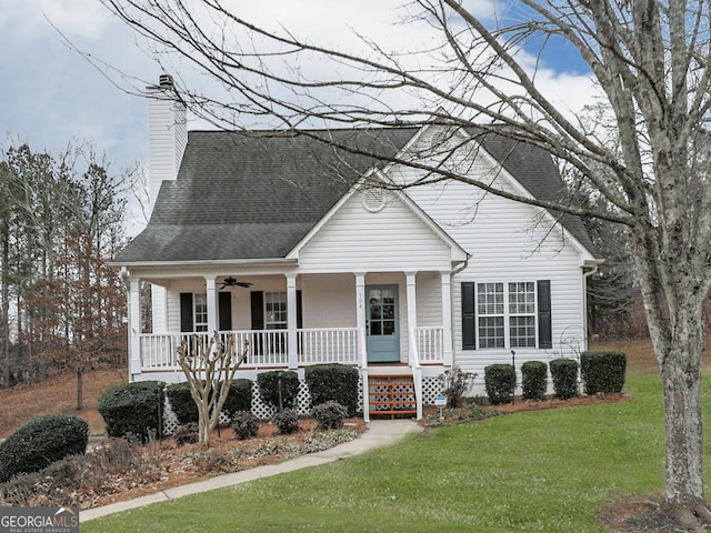 view of front of property featuring a front yard, ceiling fan, and covered porch