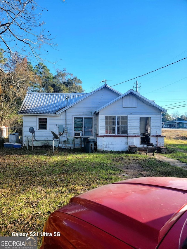 view of front of property with a front yard