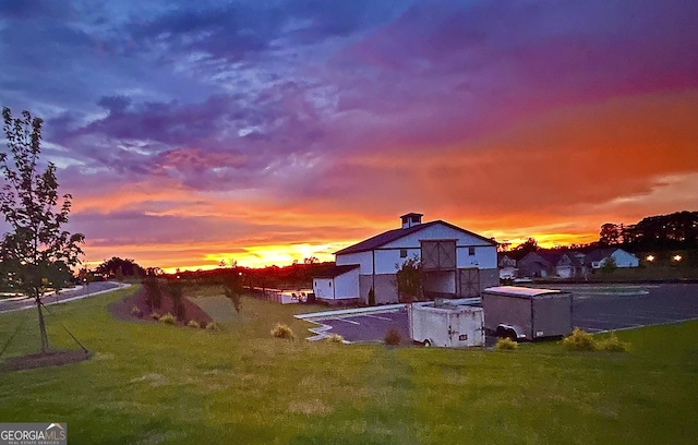 view of yard at dusk