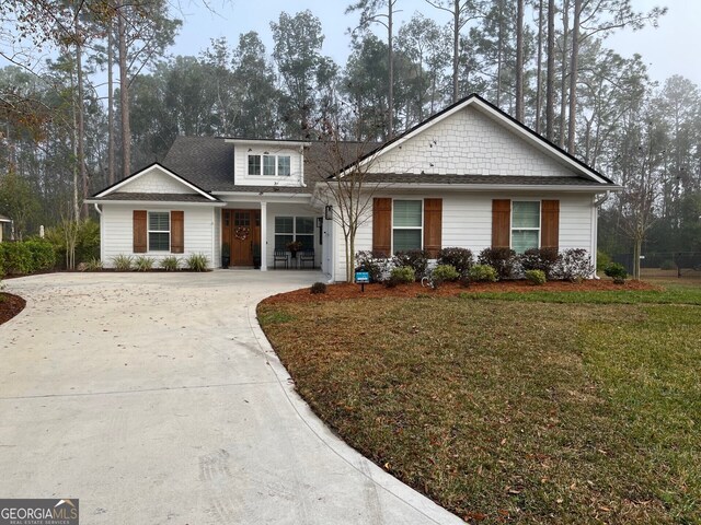 view of front facade with a front yard