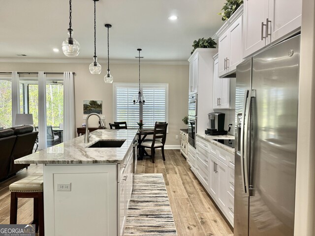 living room with sink, ornamental molding, light hardwood / wood-style floors, and ceiling fan