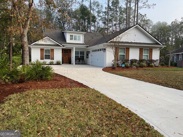 view of front of home featuring a front yard