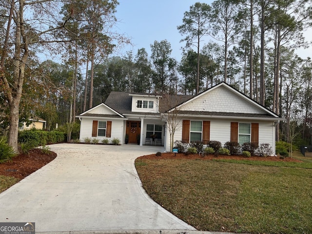 view of front of house with a front lawn