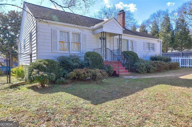 single story home with a front lawn