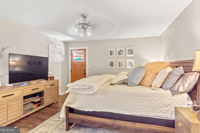 bedroom with dark wood-style floors and a ceiling fan