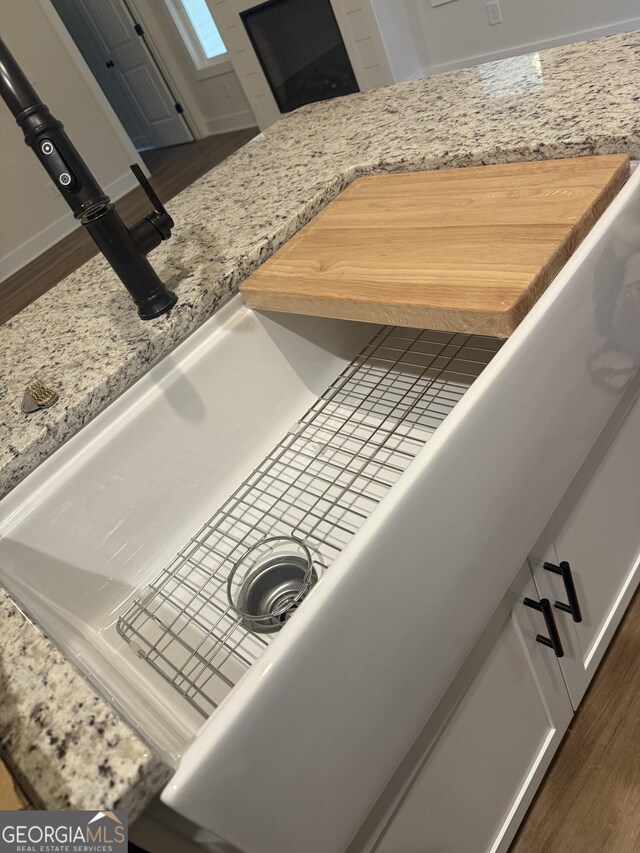 kitchen featuring pendant lighting, sink, a center island, stainless steel appliances, and light wood-type flooring