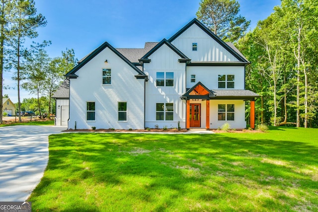 modern farmhouse featuring a front yard