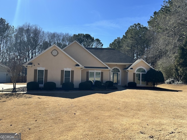 view of front of property featuring a front yard