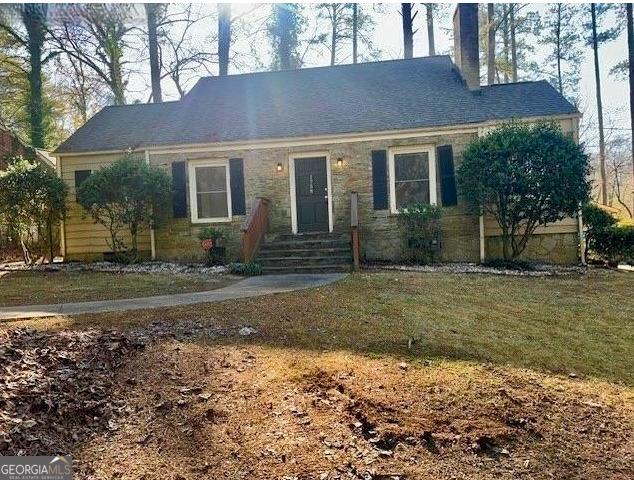 view of front of property with a front yard