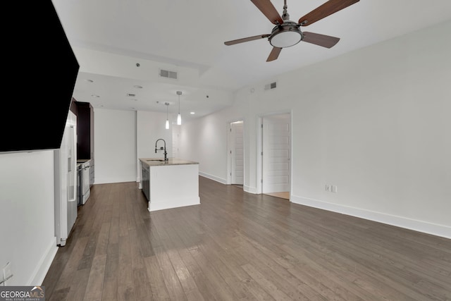 unfurnished living room featuring sink, dark wood-type flooring, and ceiling fan