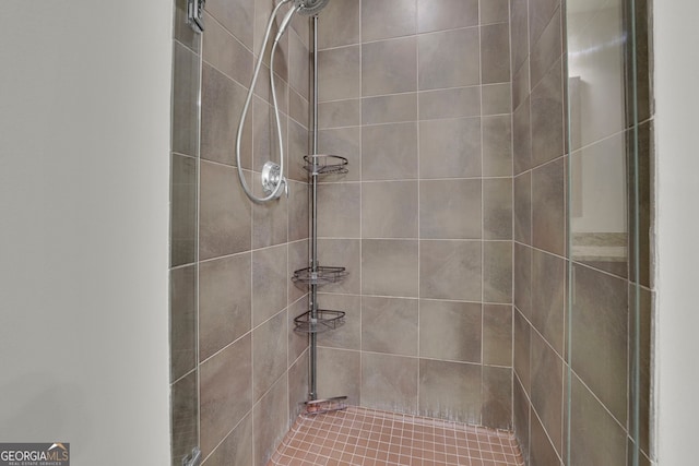 bathroom featuring a tile shower