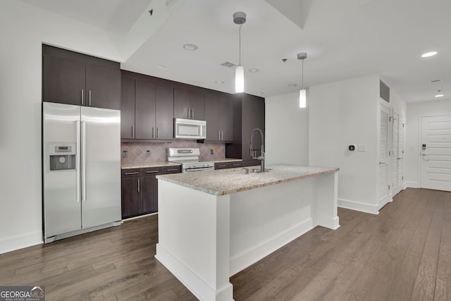 kitchen featuring an island with sink, sink, appliances with stainless steel finishes, dark hardwood / wood-style floors, and pendant lighting