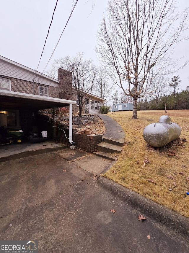 view of yard with a carport and driveway