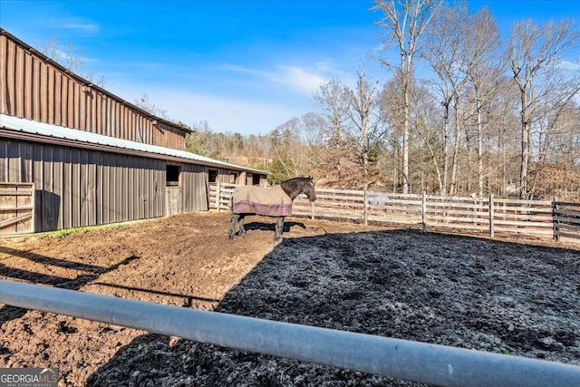 view of yard featuring an outbuilding