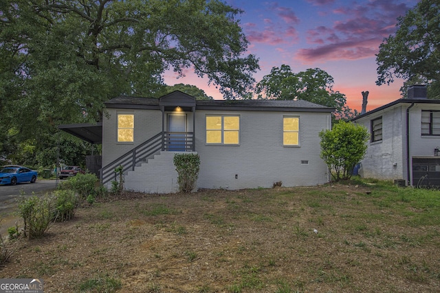 view of front of property with a lawn