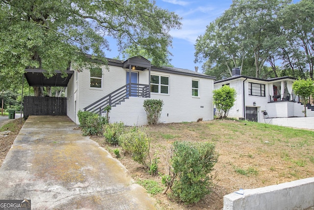 view of front of property featuring a carport