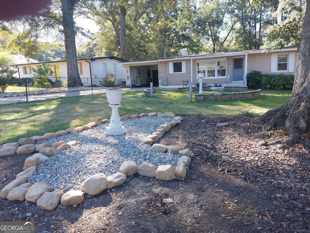 view of front facade featuring a front yard