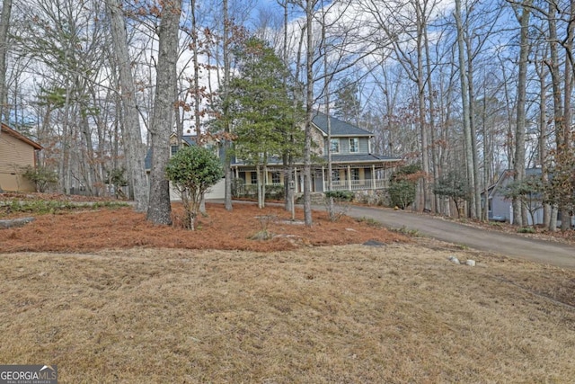 view of front of home featuring a front lawn