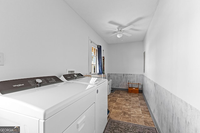 clothes washing area featuring washing machine and dryer and ceiling fan