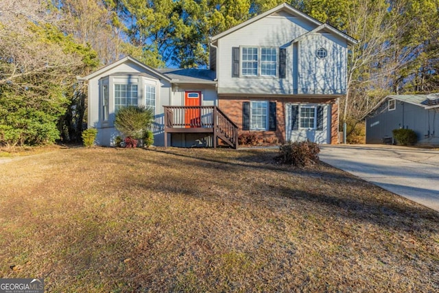 view of front of house featuring a front yard