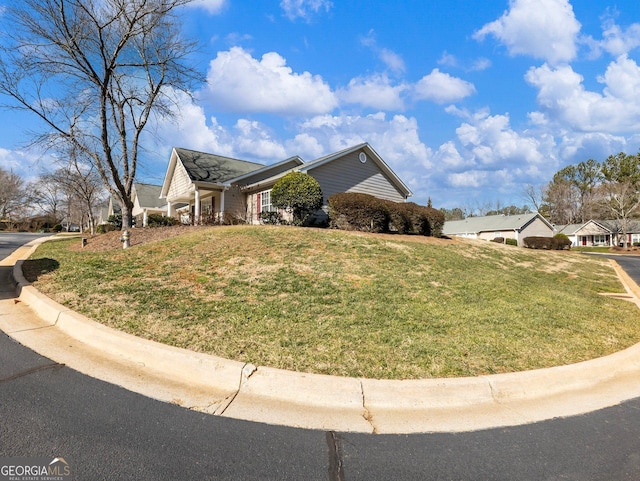 view of front of property featuring a front yard