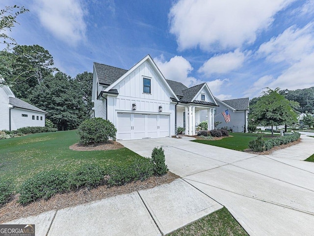 view of front facade featuring a front lawn