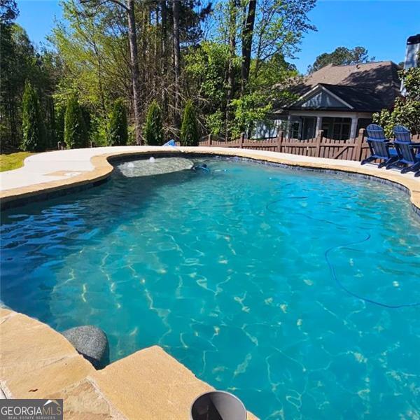 view of swimming pool