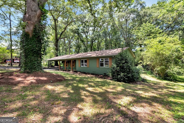 ranch-style house featuring a front yard