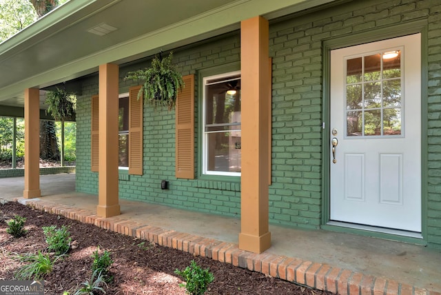 entrance to property featuring a porch