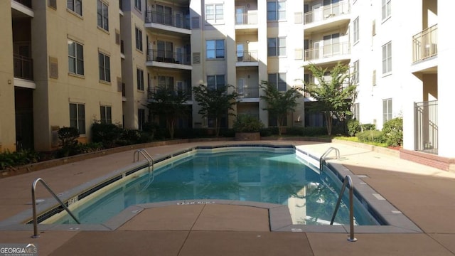 view of swimming pool