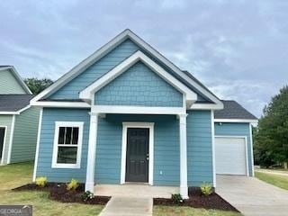 view of front facade with a garage and a front yard