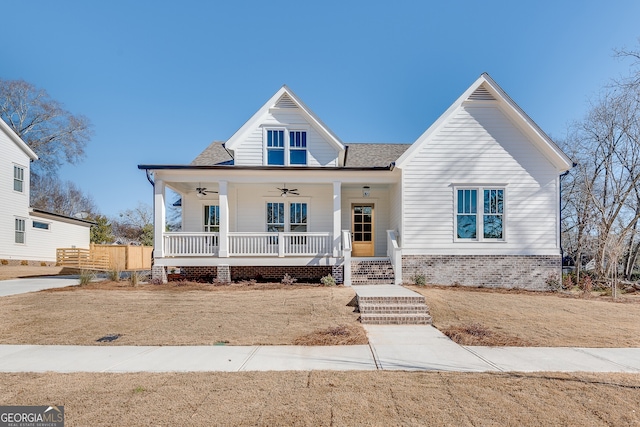 view of front of home featuring ceiling fan, a porch, and a front yard