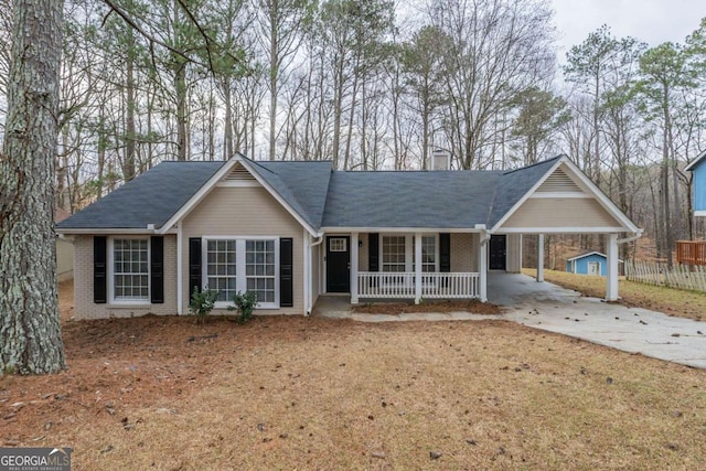 single story home featuring a porch and a front yard