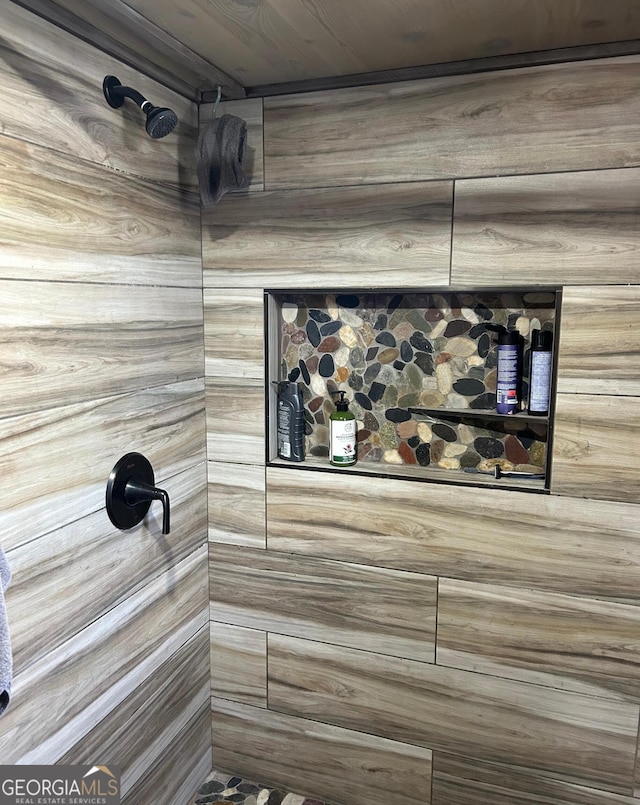 bathroom featuring a tile shower