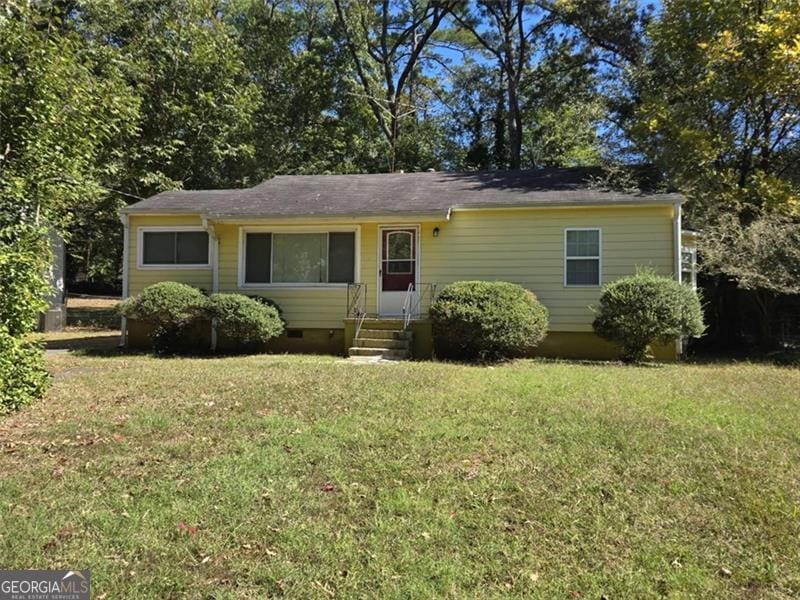 single story home featuring a front lawn