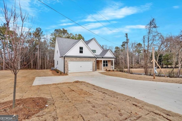 front facade featuring a front lawn