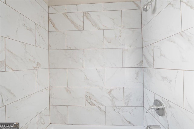 bathroom featuring tiled shower / bath combo