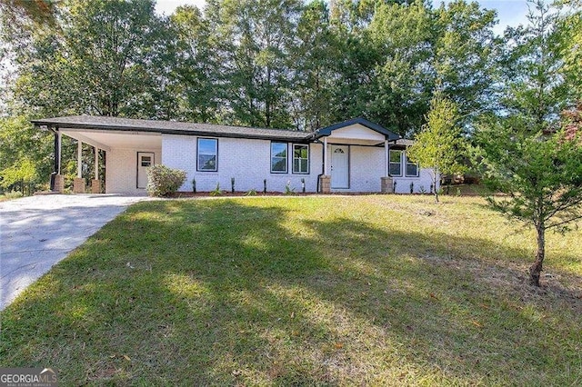 ranch-style home featuring a front lawn and a carport