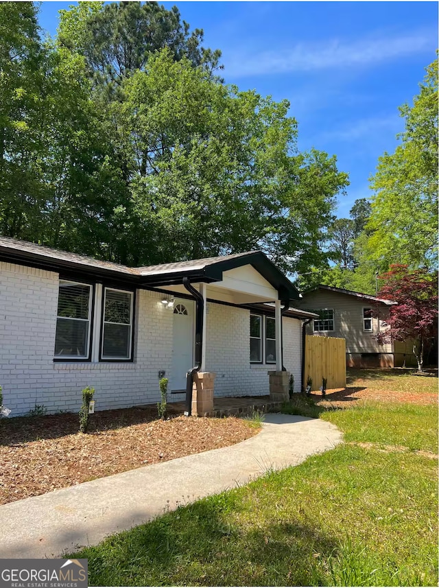 view of front facade featuring covered porch and a front lawn