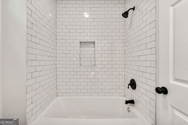 bathroom with tiled shower / bath