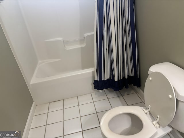 full bath featuring shower / bath combo with shower curtain, tile patterned flooring, toilet, and baseboards