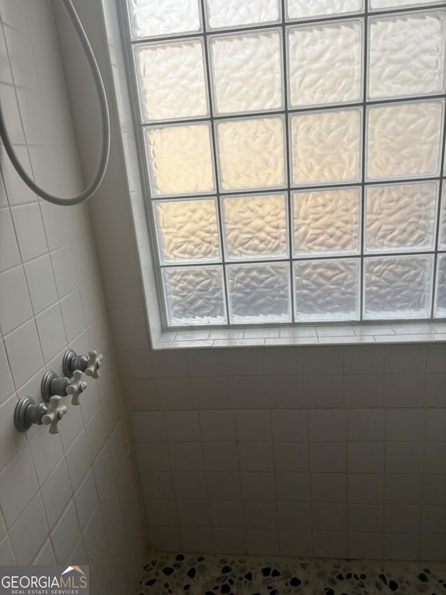 bathroom featuring tiled shower